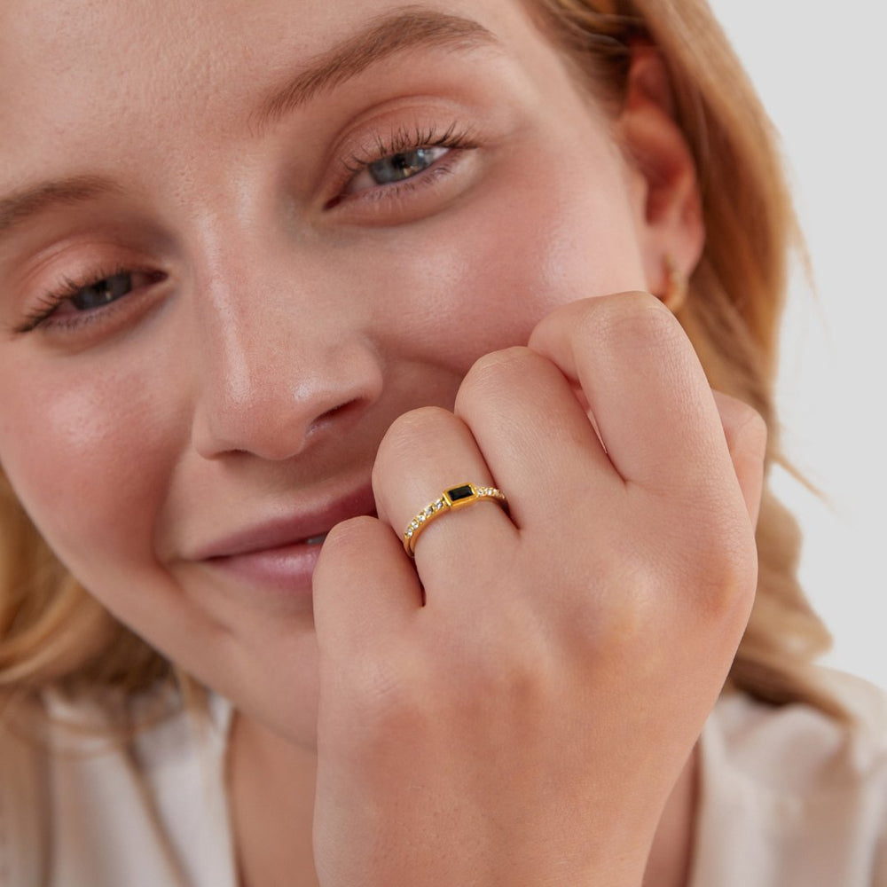Gullfarget ring med svart krystall – bilde 4