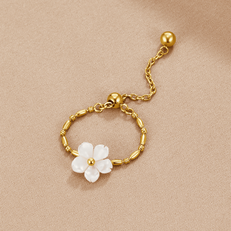 Ring med pärlemorskimrande vit blomma