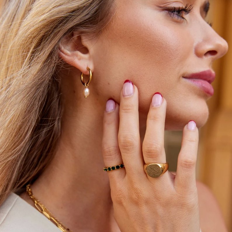 Bella gullfargede hoops med rosa ferskvannsperler – bilde 3