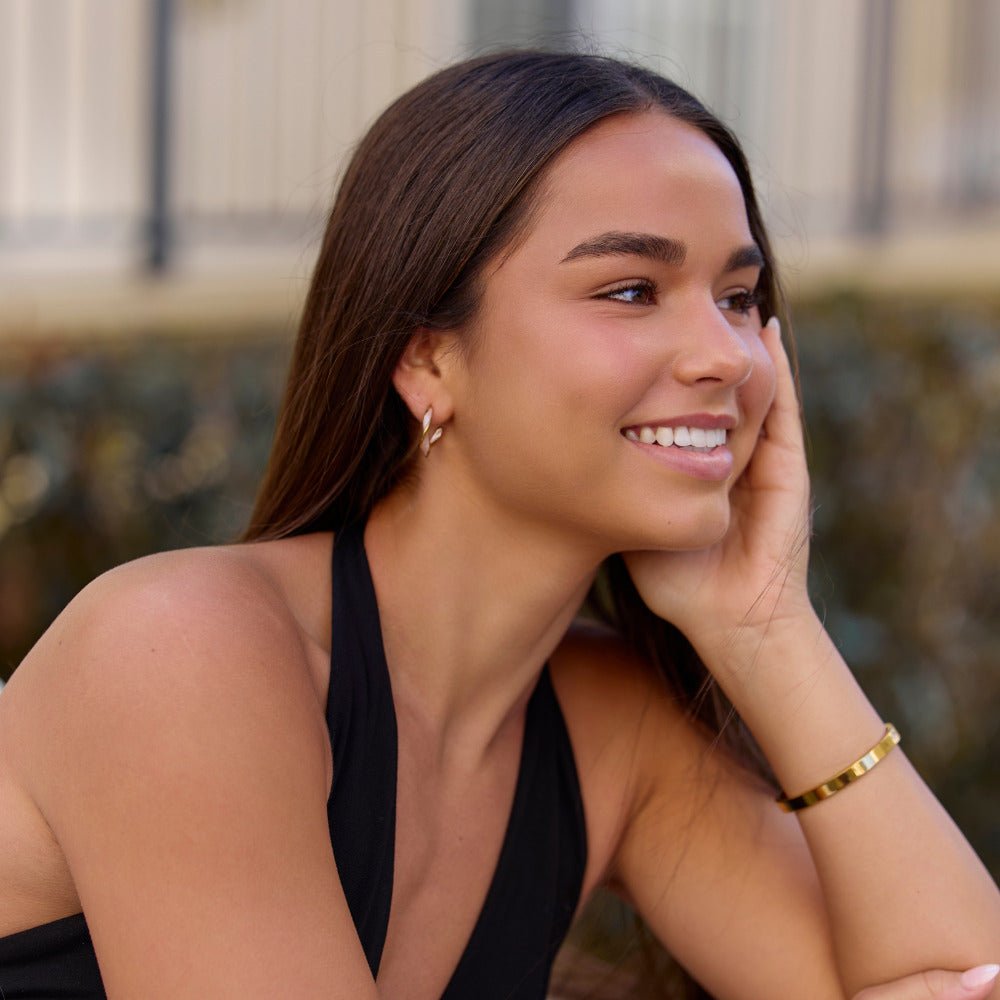 Gullfargede tvunnede hoops med rosa perlemor – bilde 3