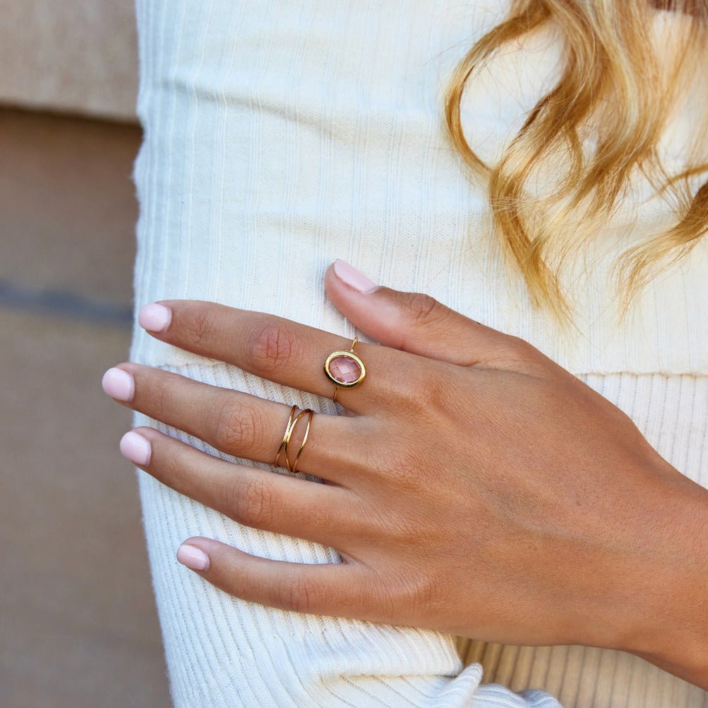 Justerbar gullfarget ring med rosa zirkonia – bilde 2