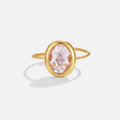 Gullfarget ring med rosa krystall
