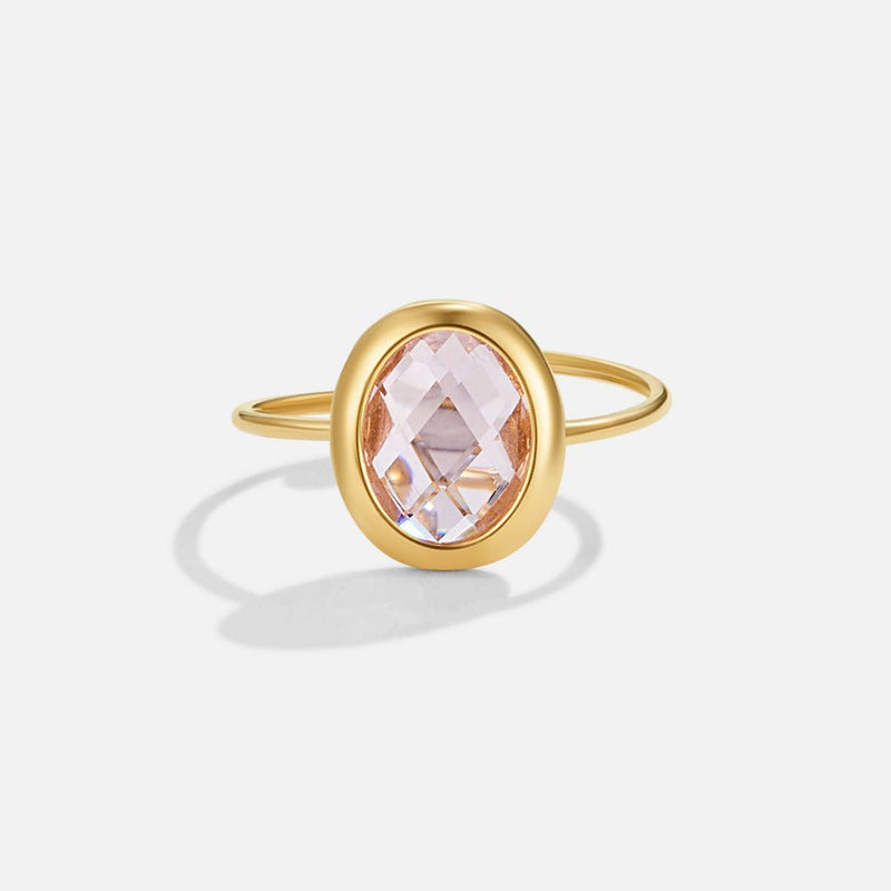Gullfarget ring med rosa krystall