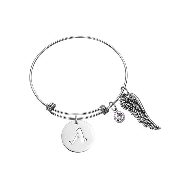 Armband med ängelvinge och initial – bild 4