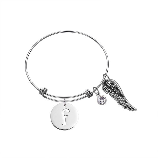Armband med ängelvinge och initial – bild 7