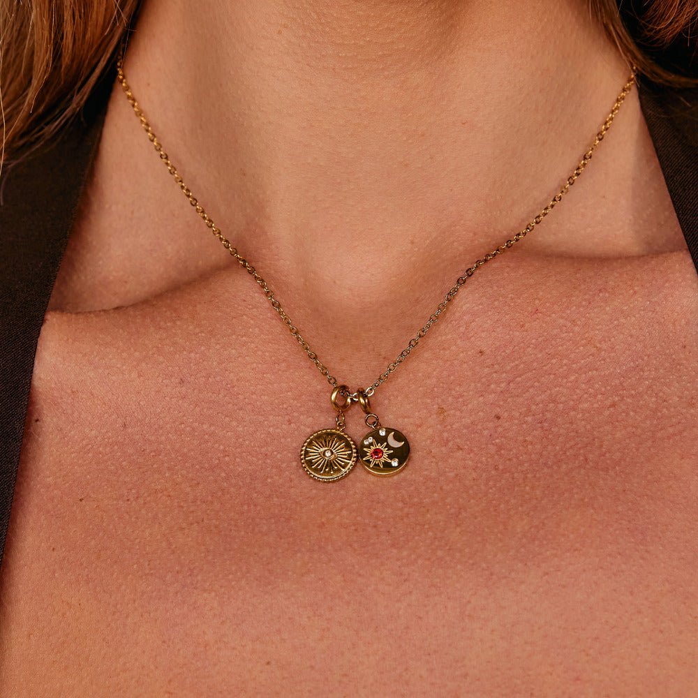 Tynt gullfarget kjede med liten charm – bilde 3