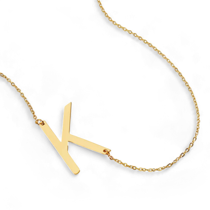 Collier initiale audacieux