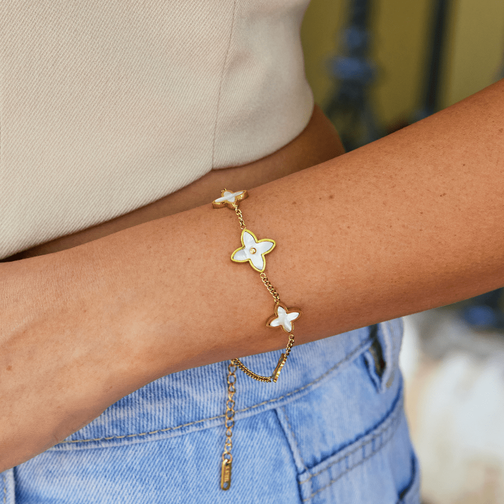 Gullfarget armbånd med blomster med hvite kronblader – bilde 2