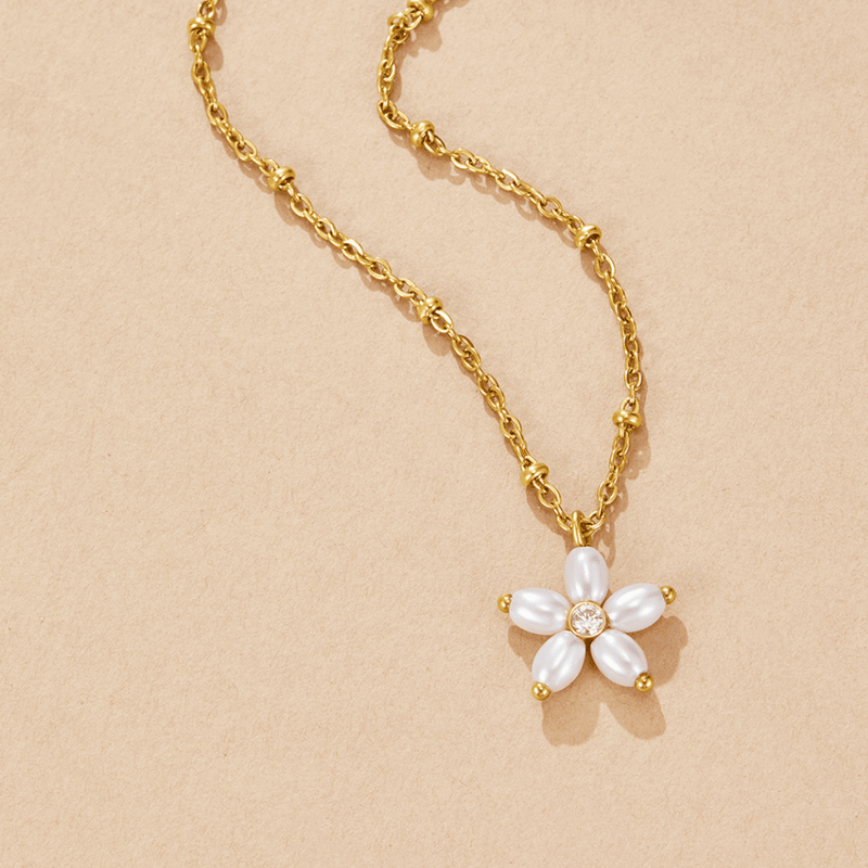 Halsband med hänge med vit blomma och pärla